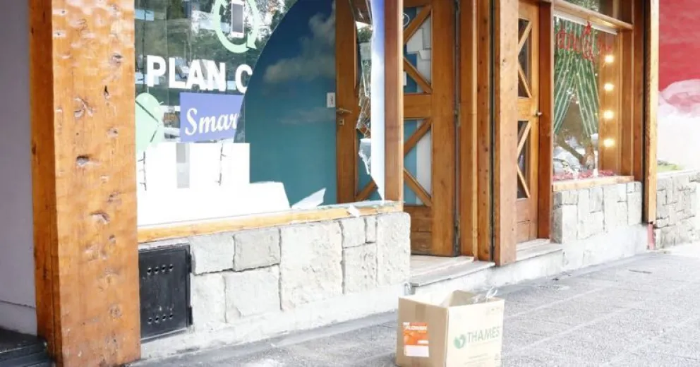 Con cuchillos asaltaron un comercio céntrico en plena tarde
