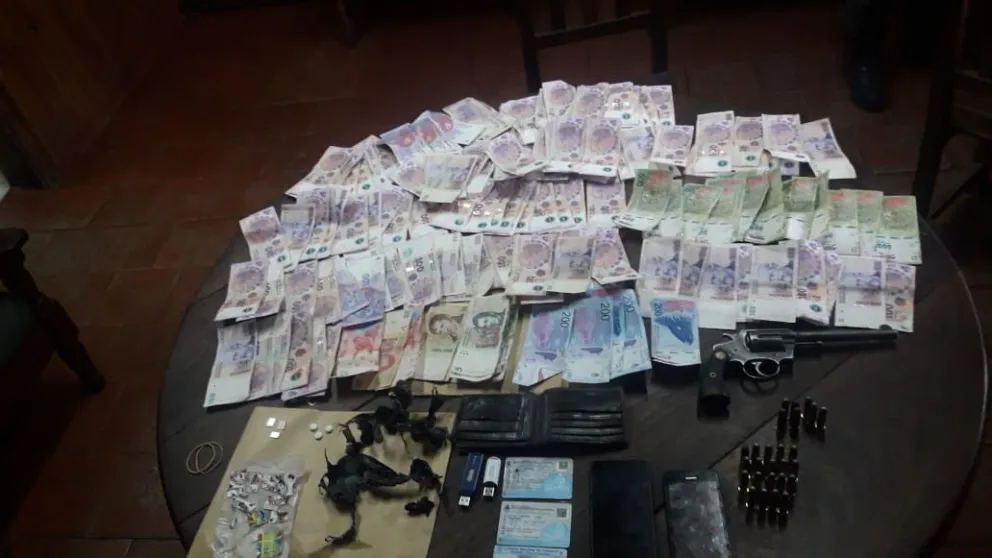 Gendarmería detuvo en un control vehicular a un hombre que circulaba armado y con 144 dosis de LSD 