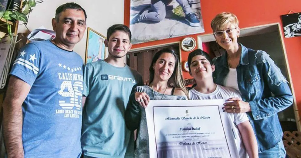 Dinahuapenses fueron distinguidos por donar los órganos de su hija