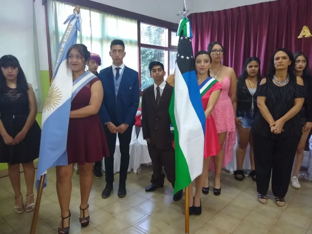 Emotiva despedida a los egresados de nivel medio del Antu Ruca