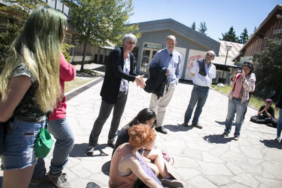 Alumnas del CET 2 denuncian por abuso a un profesor