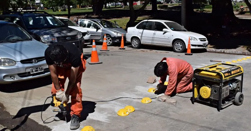 Colocan reductores de velocidad sobre calle 20 de Febrero