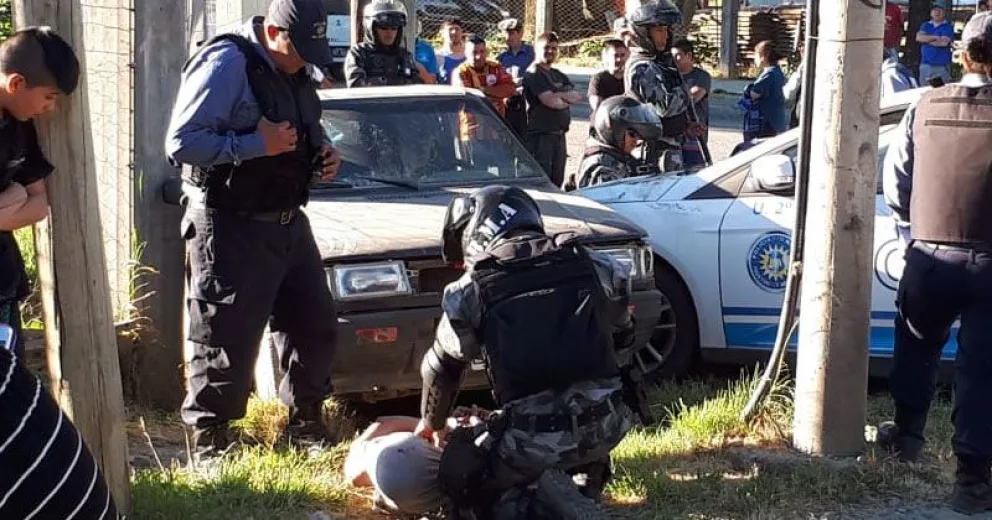 Efectuaban disparos con armas y colisionaron a un patrullero tras cinematográfica persecución