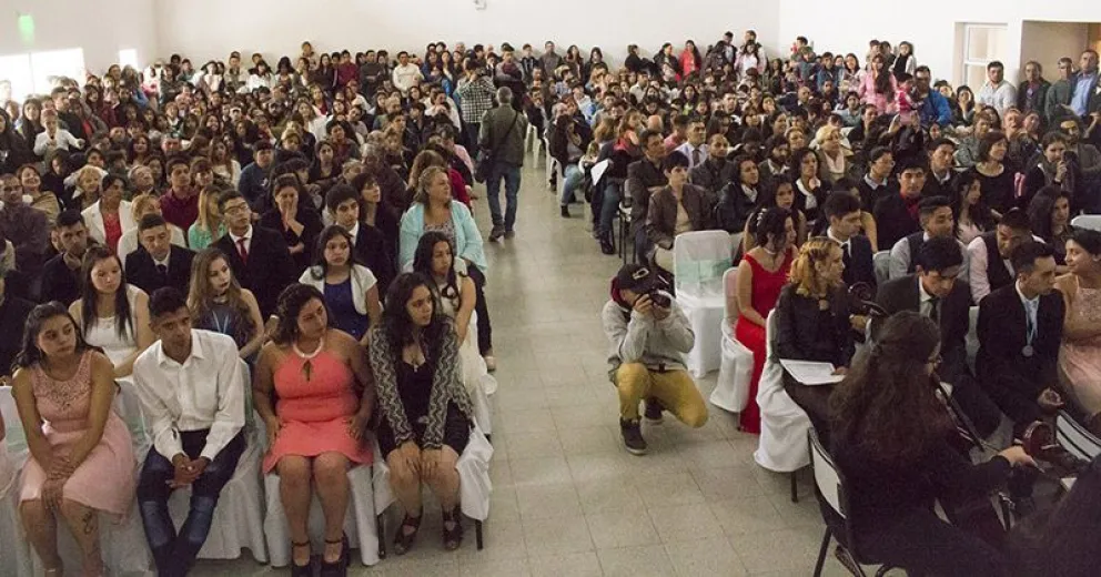 Emotiva despedida a egresados de la escuela 44