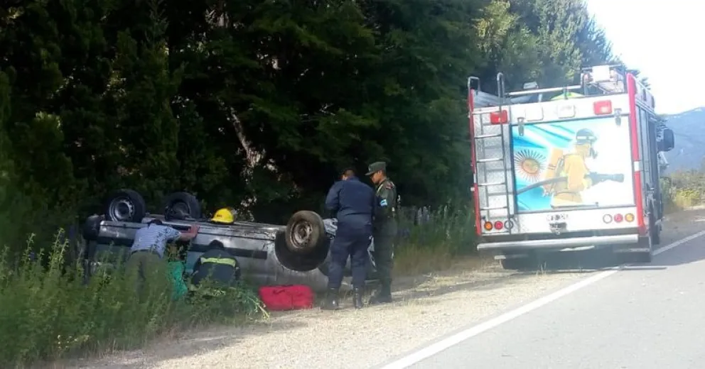 Una mujer perdió el control de su vehículo y volcó en la ruta 40