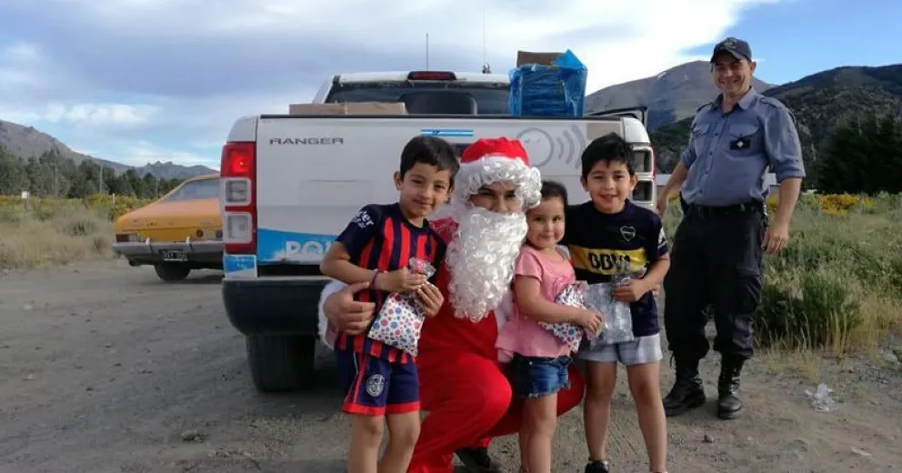 Papá Noel y policías entregaron juguetes a los pequeños de varios barrios