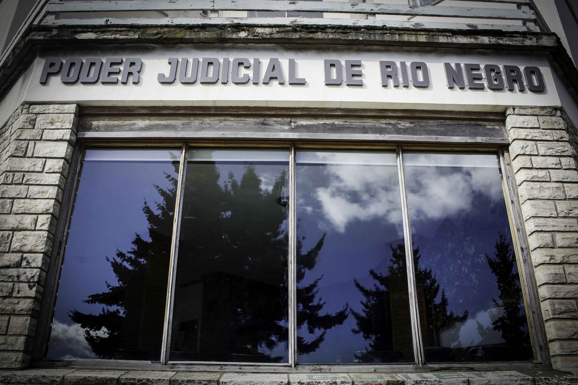Condenaron a 17 años de prisión al sujeto que adoptó a tres niñas y las sometió sexualmente