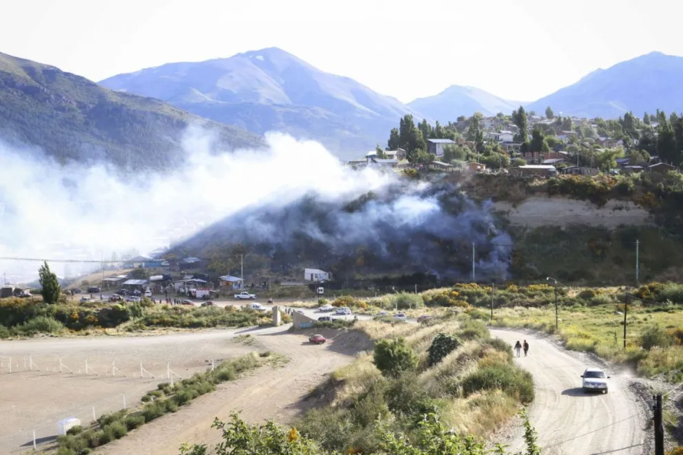 Alarma en el barrio Vivero por incendio forestal muy cerca de las viviendas