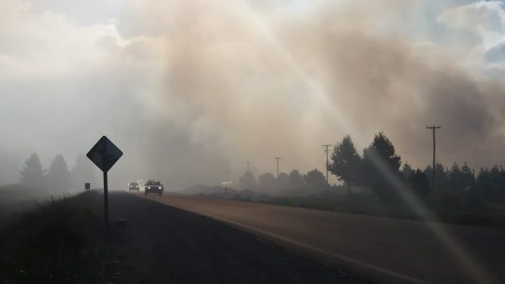 Ardió el Vertedero y bajó la  visibilidad a escasos kilómetros
