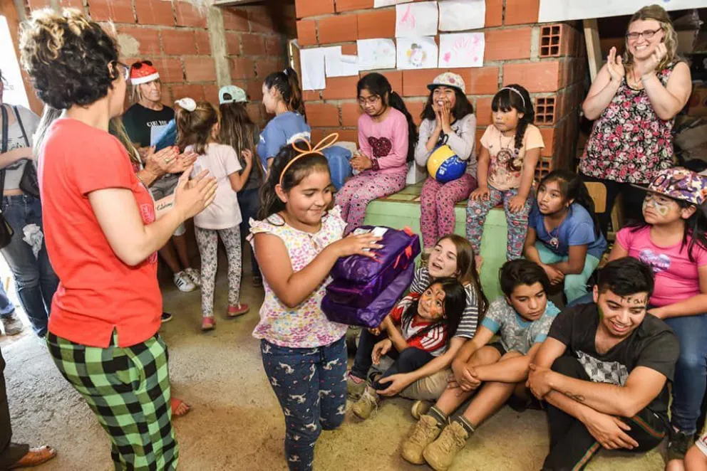 Casi cien chicos y chicas recibieron regalos de Papá Noel a través de padrinos solidarios
