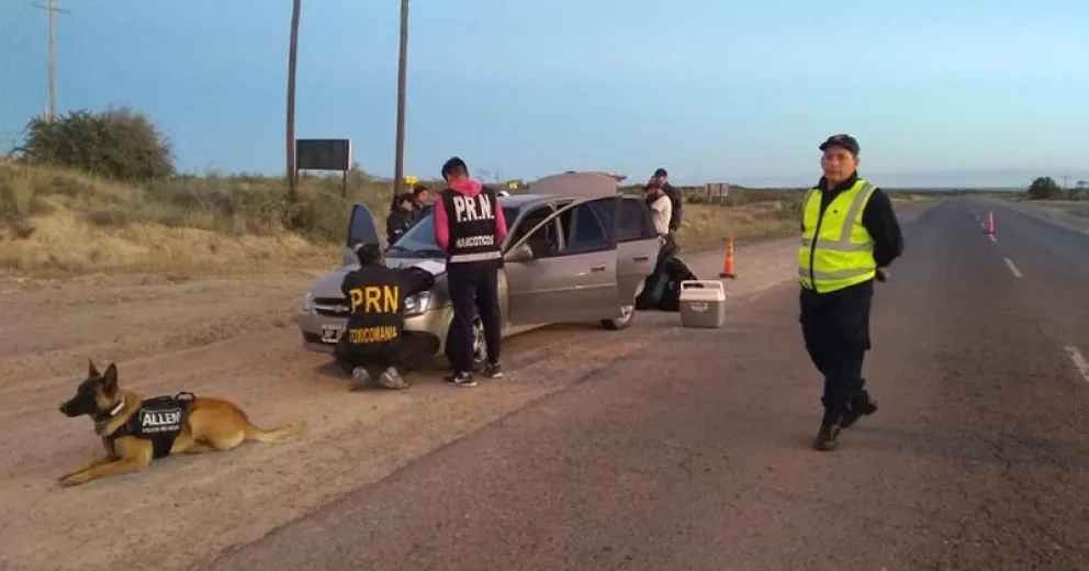 Incautaron marihuana y otros elementos en un control vehicular en Las Grutas