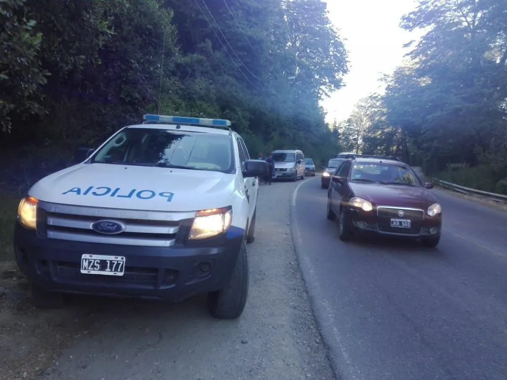 Dos ladrones fueron sorprendidos cuando intentaban robar una camioneta de turistas