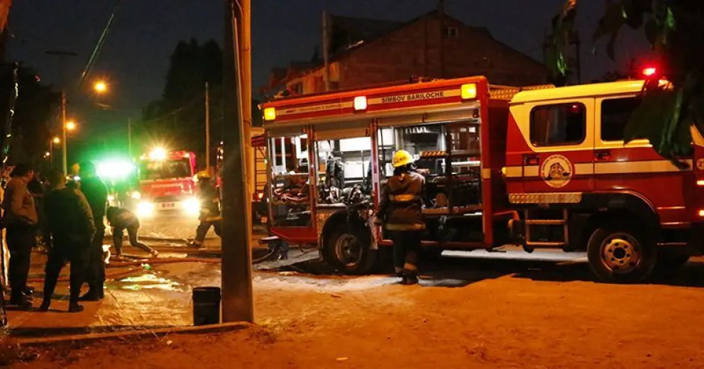 Principio de incendio cerca de la barda