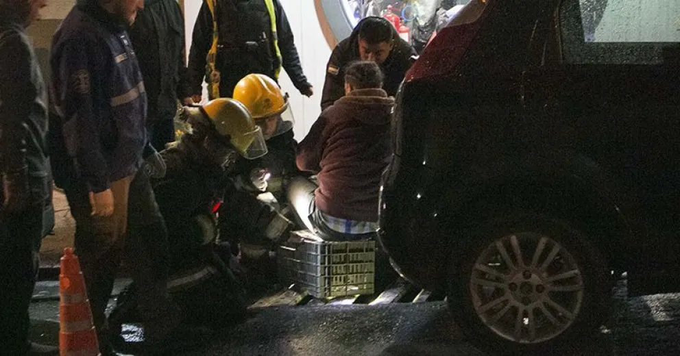 Un hombre quedó atrapado en un desagüe de calle Salta