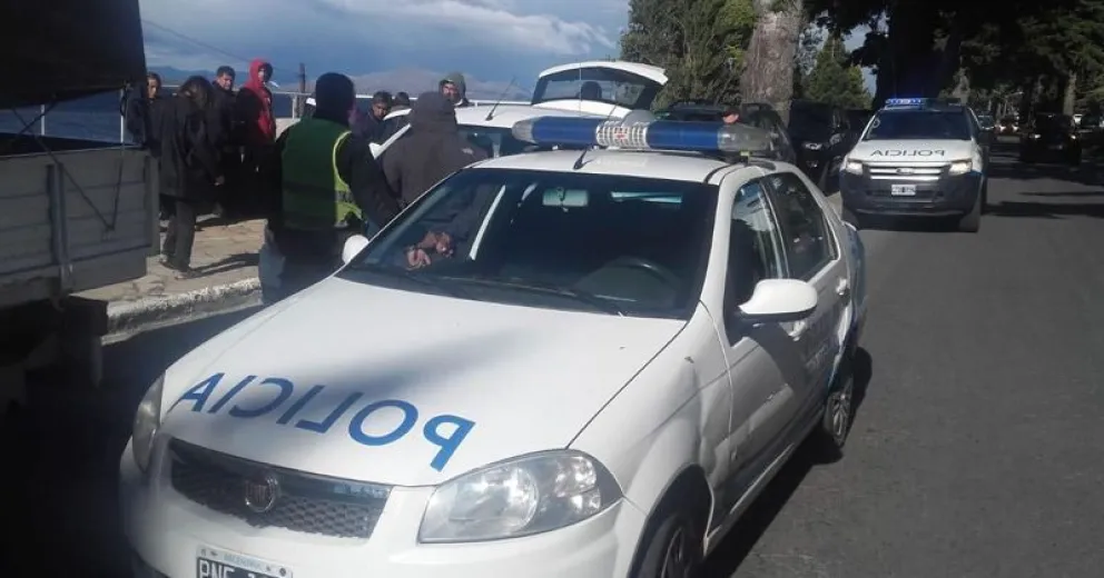 Detienen a dos delincuentes tras violentar un vehículo de turistas