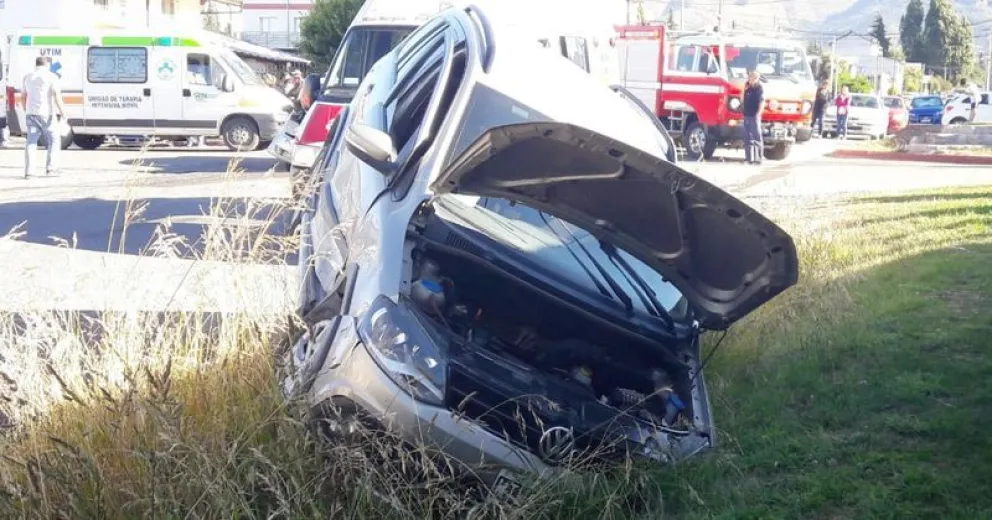 Auto cayó a una canaleta tras violento choque en una esquina