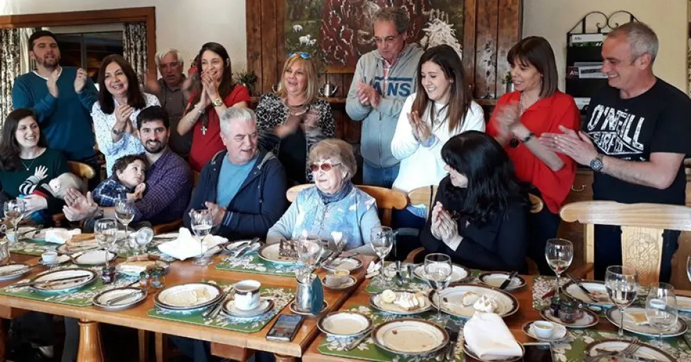 Cumplió cien años y vino a festejar con su familia a Bariloche