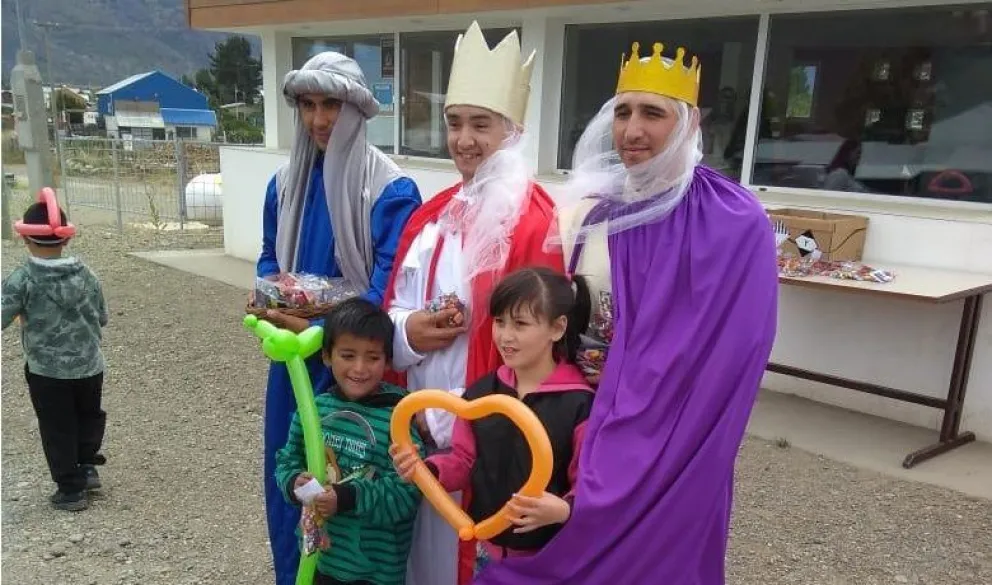 Melchor, Gaspar y Baltazar sorprendieron a los niños en el puesto de ruta y Pasaje Gutiérrez