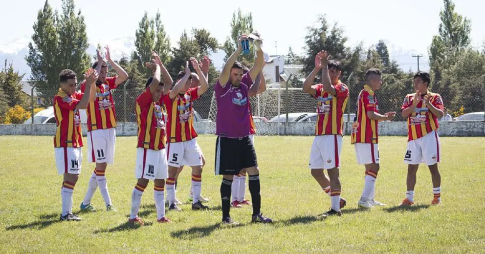 Cruz del Sur espera volver de El Bolsón con los brazos en alto.