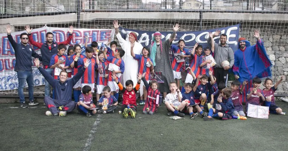 Los Reyes Magos visitaron a la escuelita de fútbol de San Lorenzo en Bariloche