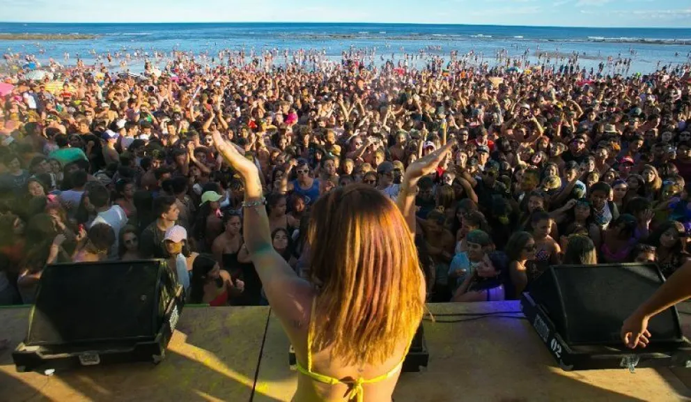 La Fiesta de Colores hizo vibrar a Las Grutas, con DJ's y bandas en vivo