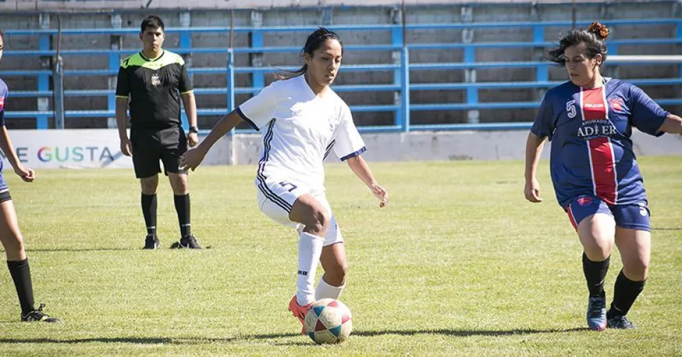 Miriam Mayorga se despidió de Bariloche jugando al fútbol con sus amigas