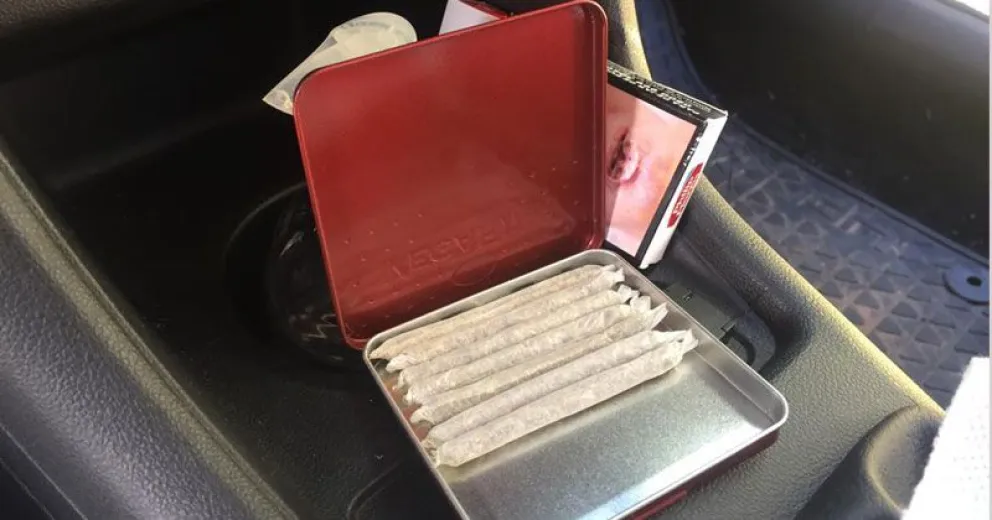 Gendarmería secuestró varios cigarrillos de marihuana que llevaban en un vehículo