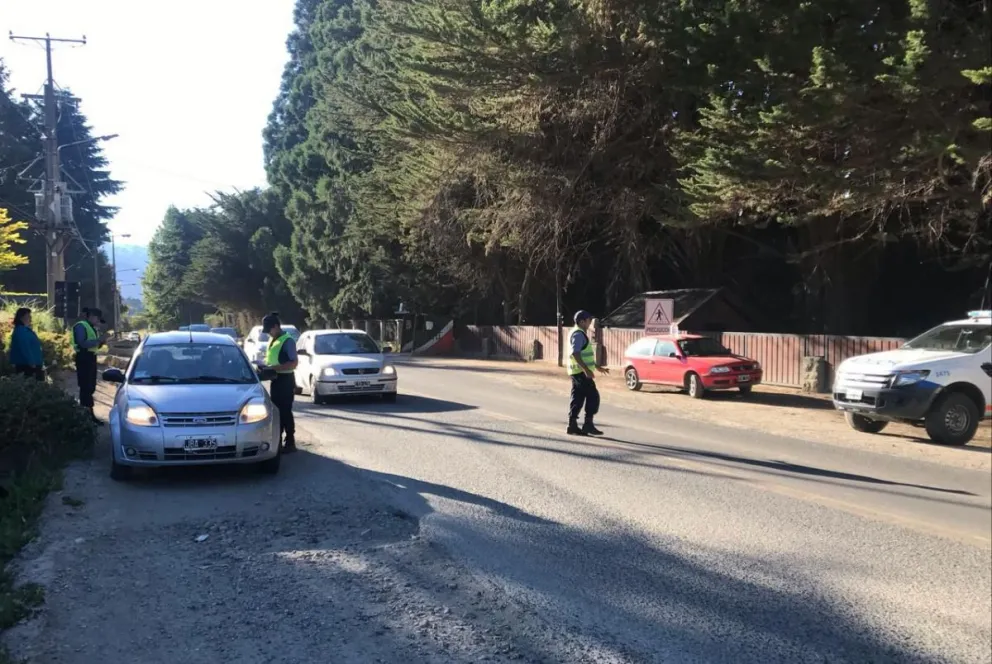 Entregaron folletos a turistas para disfrutar de una estadía segura en Bariloche
