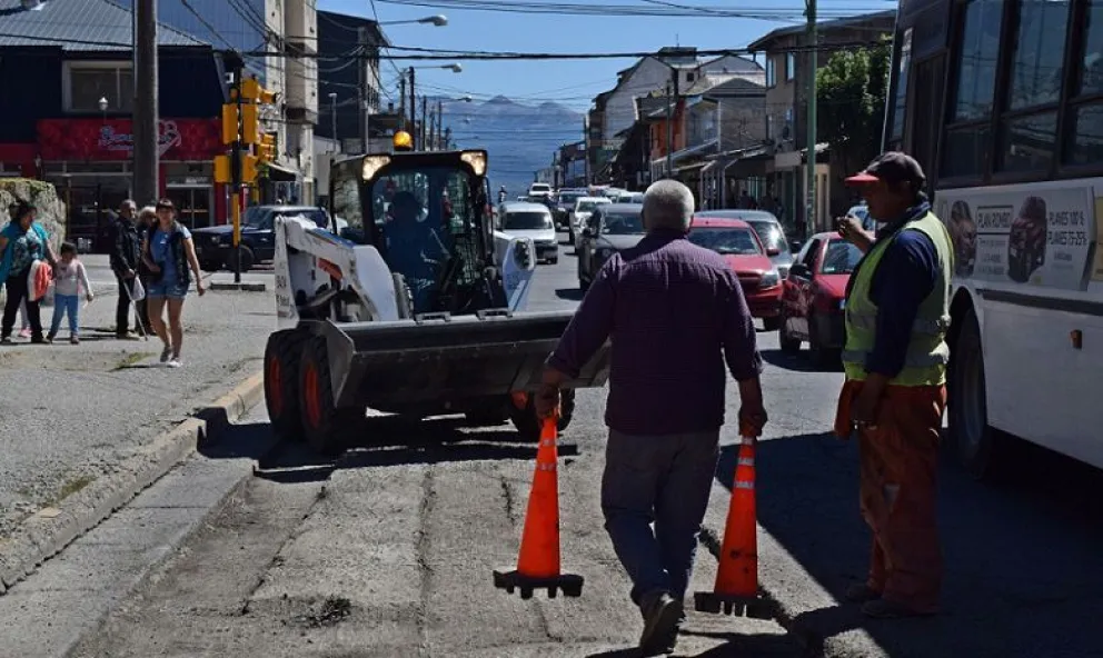 El bacheo continúa por Onelli y 25 de Mayo