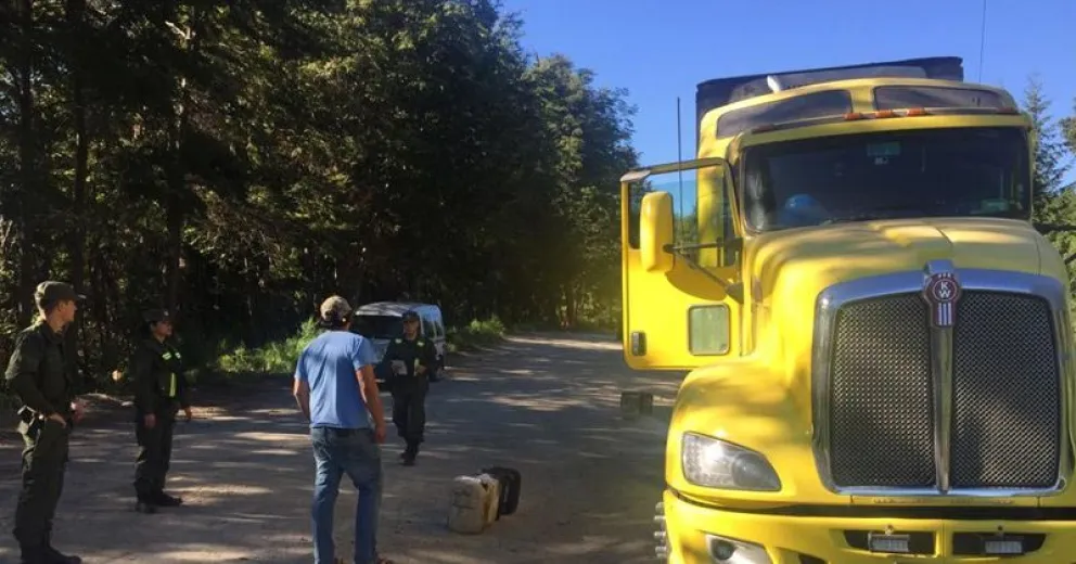 Detectan dos vehículos con carga ilegal de combustible dentro