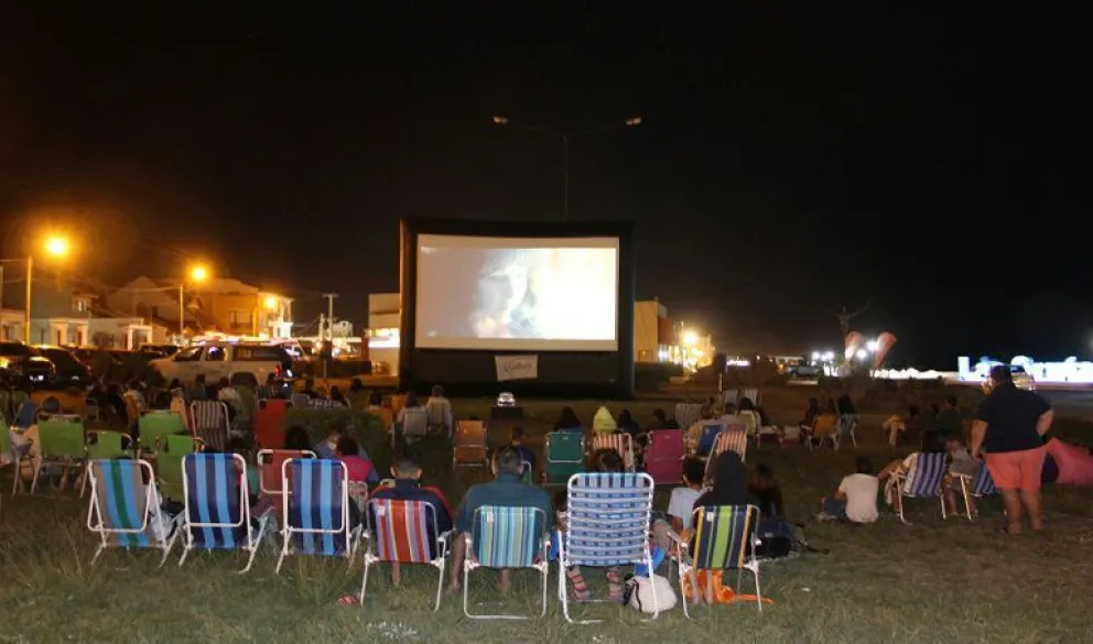 El Cine Móvil sigue conquistando a los veraneantes con sus películas