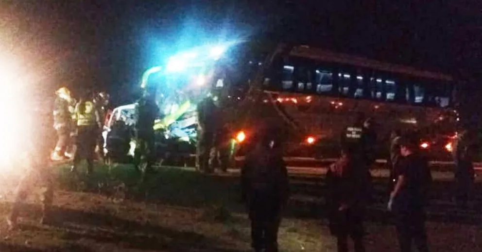 Tres muertos y un herido grave al chocar un micro y una camioneta