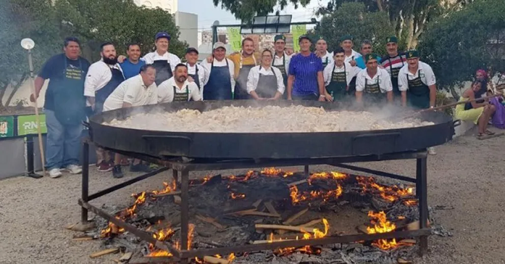 Las Grutas: paella gigante para degustar los sabores del golfo