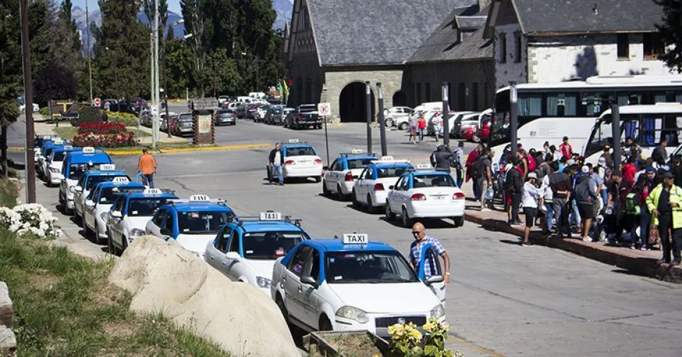 ¿Se viene otro “tarifazo”? Taxistas piden cobrar más caro de noche y al Municipio le parece "razonable"