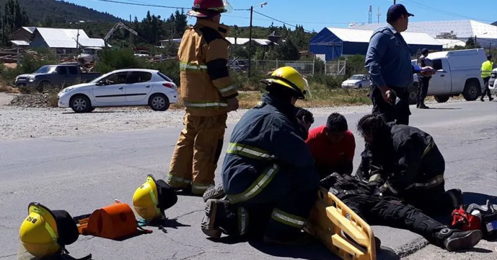 Un policía motorizado chocó contra un auto