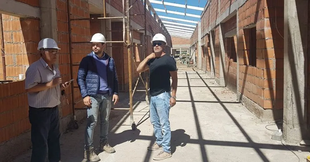 Aseguran que obras en tres escuelas se llevan a cabo en los tiempos previstos