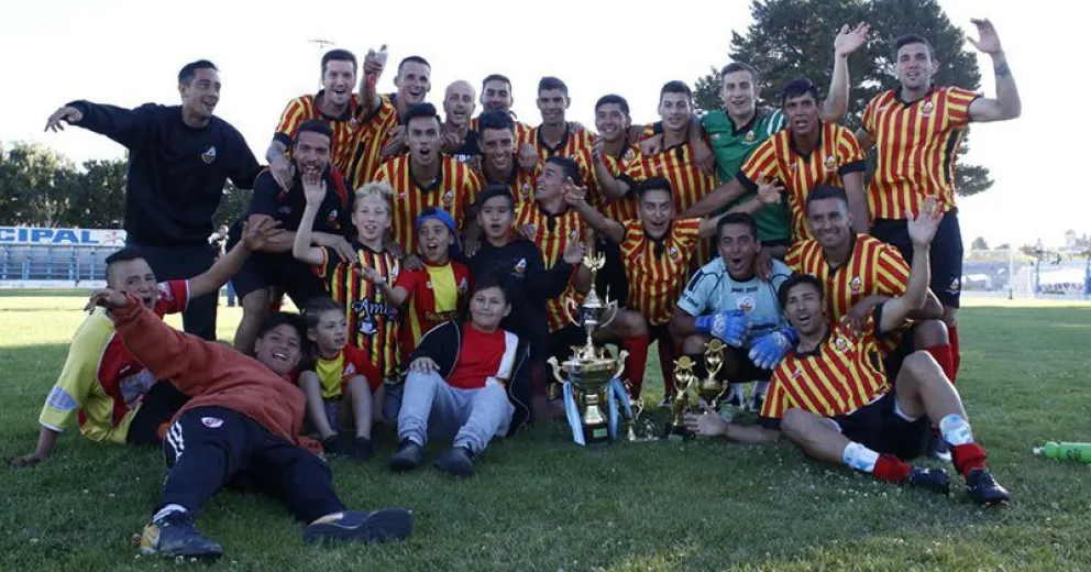 Cruz del Sur goleó y se consagró campeón de la Copa Bariloche