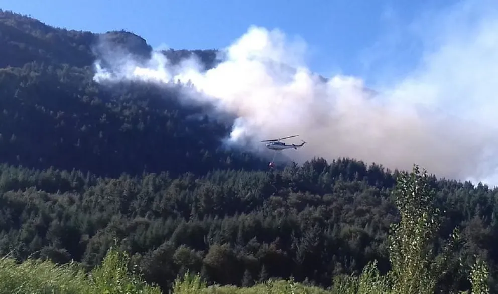 Intenso trabajo para controlar un incendio en los alrededores de Lago Puelo