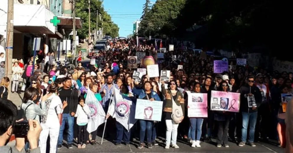 Miles de personas marcharon tras el femicidio de Valeria Coppa