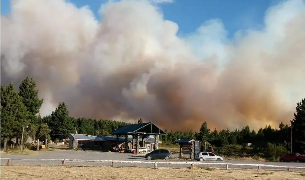 El incendio ya está controlado en Lago Puelo pero continúa en Epuyén