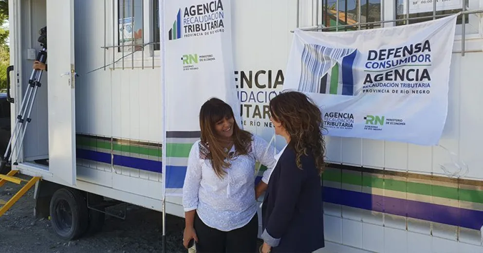 Decenas de consultas en el puesto móvil de la Agencia de Recaudación de Bariloche   