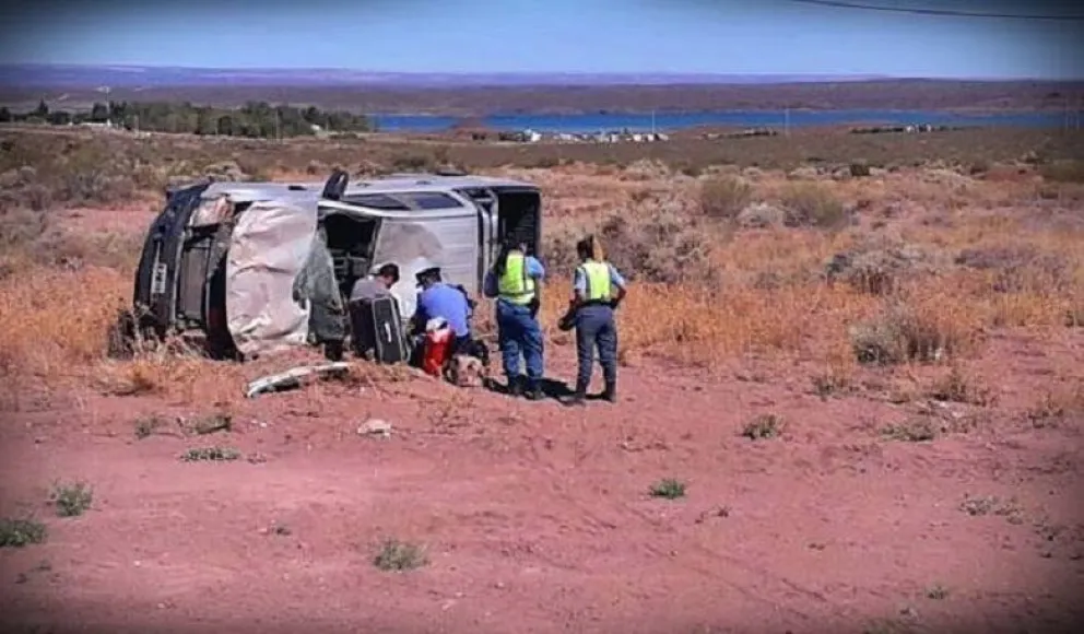 Viajaban desde Bariloche y volcaron en El Chocón
