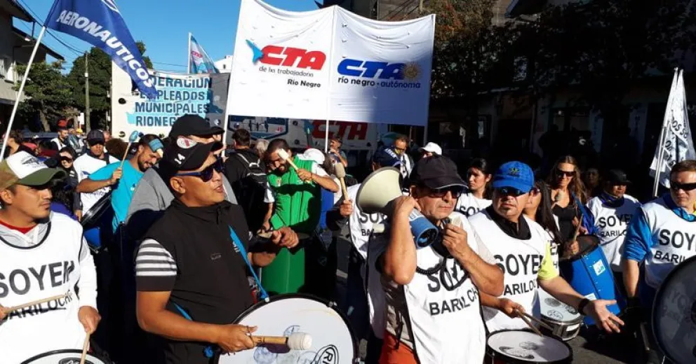 Multitudinaria marcha contra el tarifazo en Bariloche