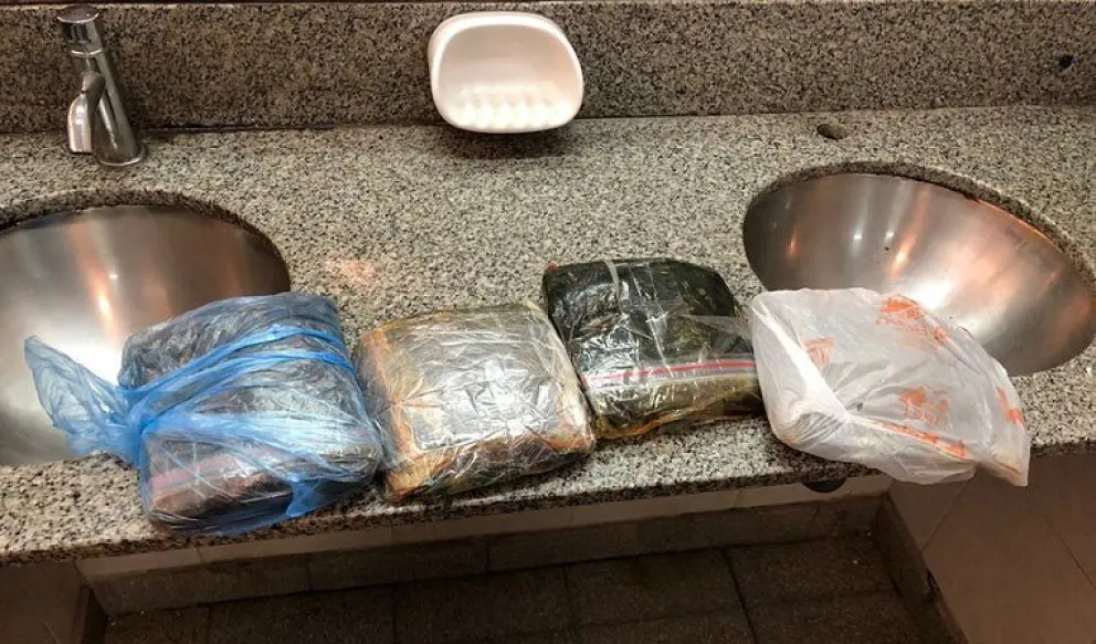 Una mujer intentó pasar cerca de 3 kilos de cocaína adosada al cuerpo: quedó detenida
