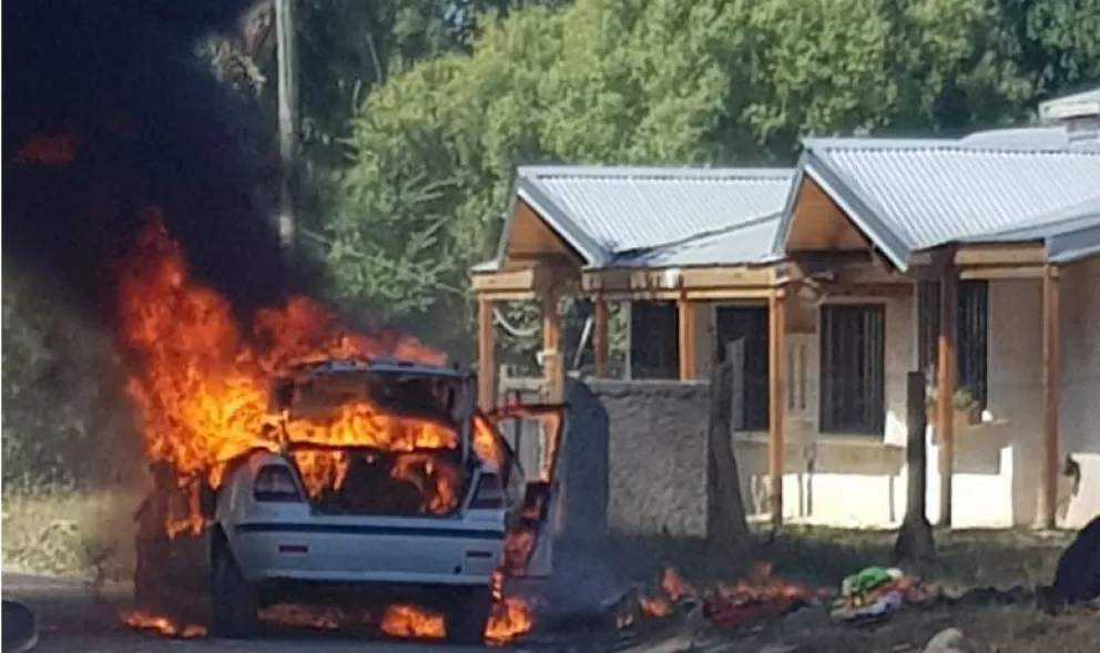 Un vehículo se incendió por completo en el kilómetro 12