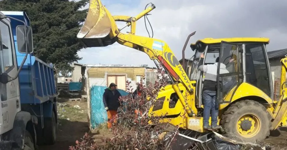 Limpiaron y desmalezaron los barrios de Pampa de Huenuleo