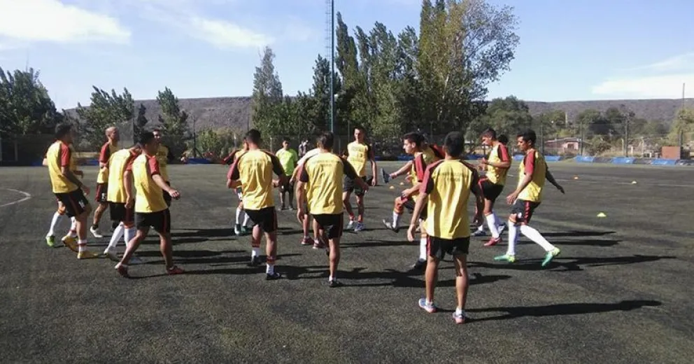 Cruz del Sur perdió en su debut en el Torneo Regional