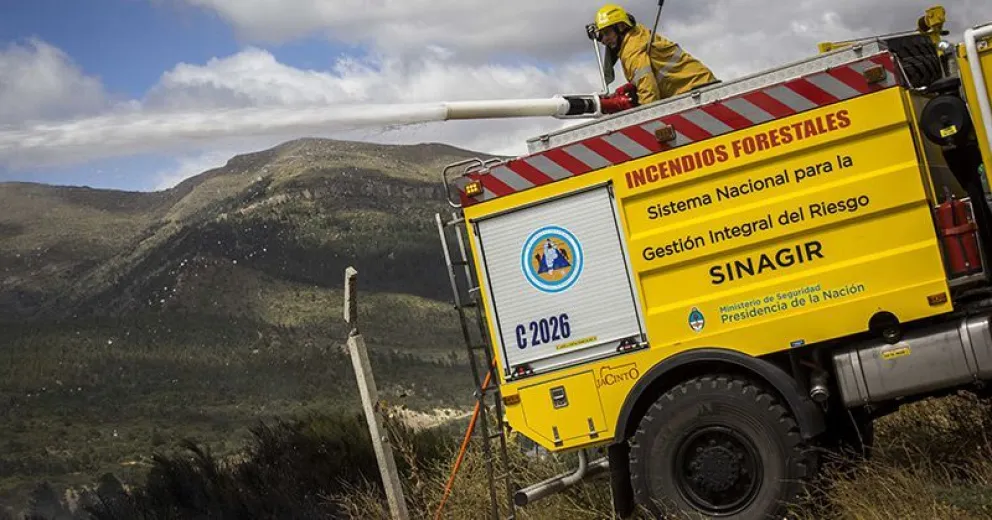 Lograron extinguir el incendio en la barda del Ñireco