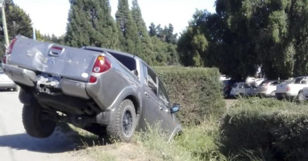 Se quedó sin frenos y chocó a una camioneta, que casi cae a un barranco