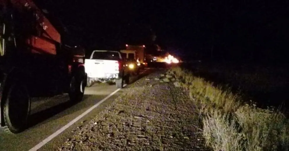PICÚN LEUFÚ: Tres personas murieron calcinadas en un choque frontal entre una camioneta y un camión